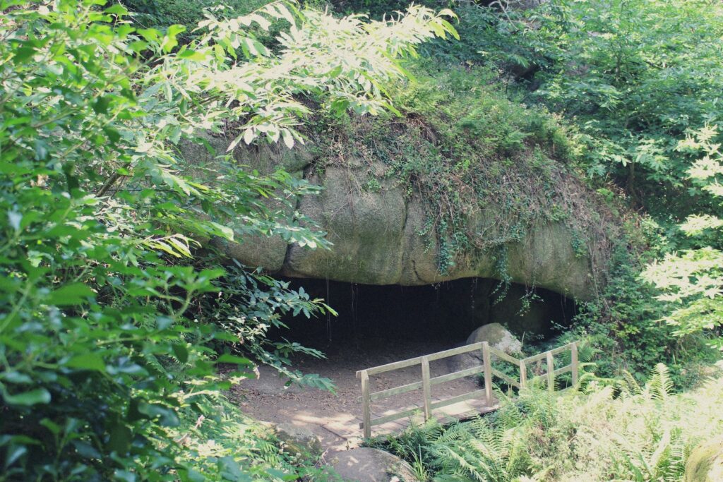 Grotte des Contrabandiers (Smugglers' Cave), Vallée des Traouïero (Valley of the Traouïero), Perros-Guirec