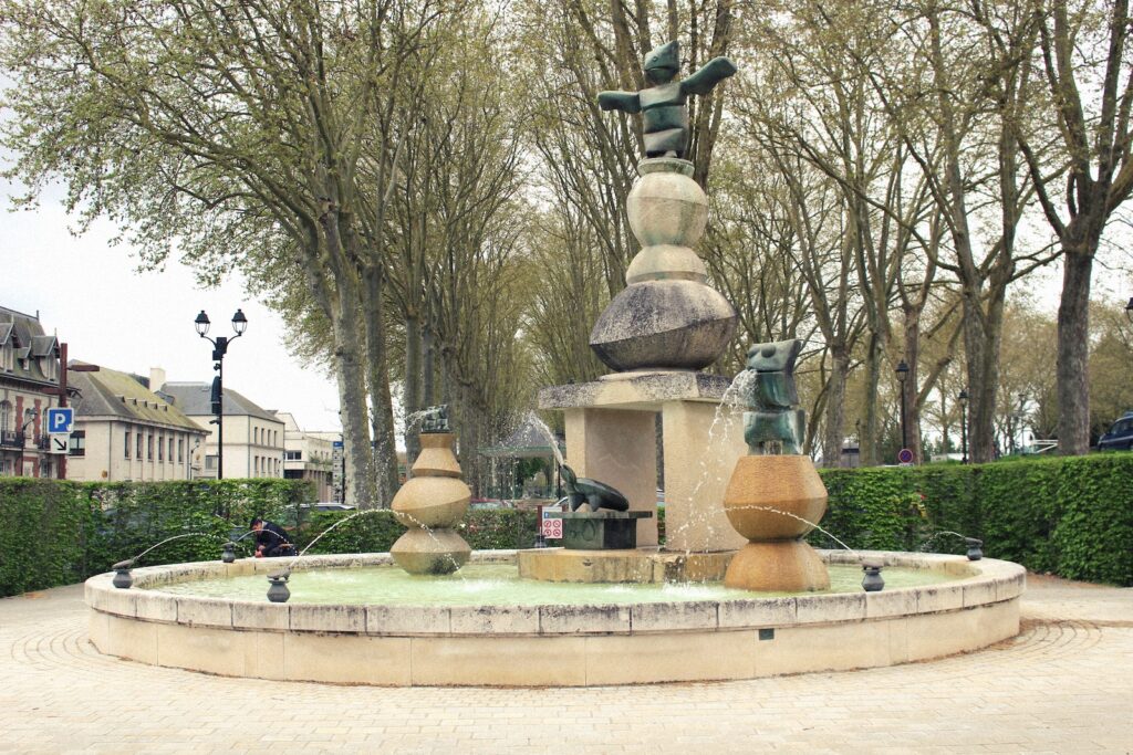 Fontaine Max Ernst (Max Ernst Fountain), Amboise