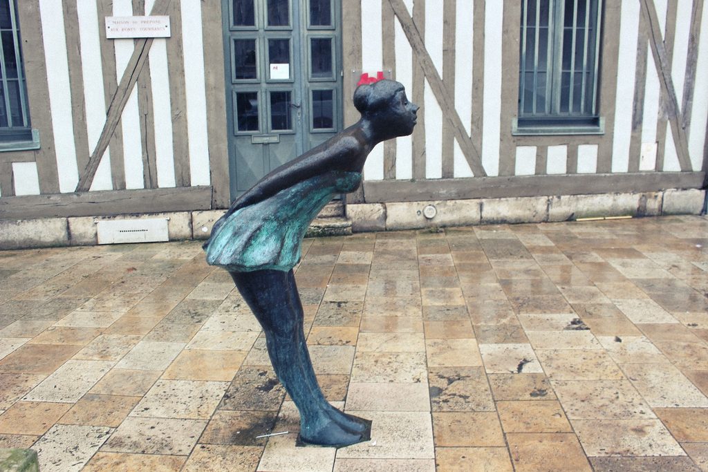 La jeune fille qui donne un baiser (The Young Girl Who Gives a Kiss), Troyes