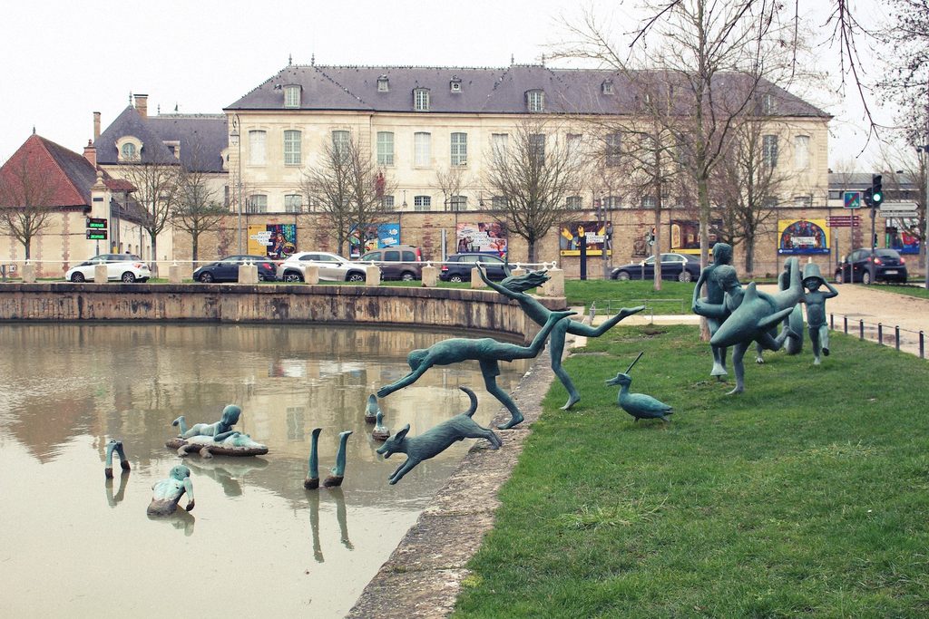 La ribambelle joyeuse (The Joyous Bunch), Troyes